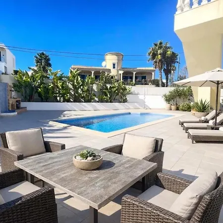 Elegant With Pool Near Carvoeiro بيت للعطل